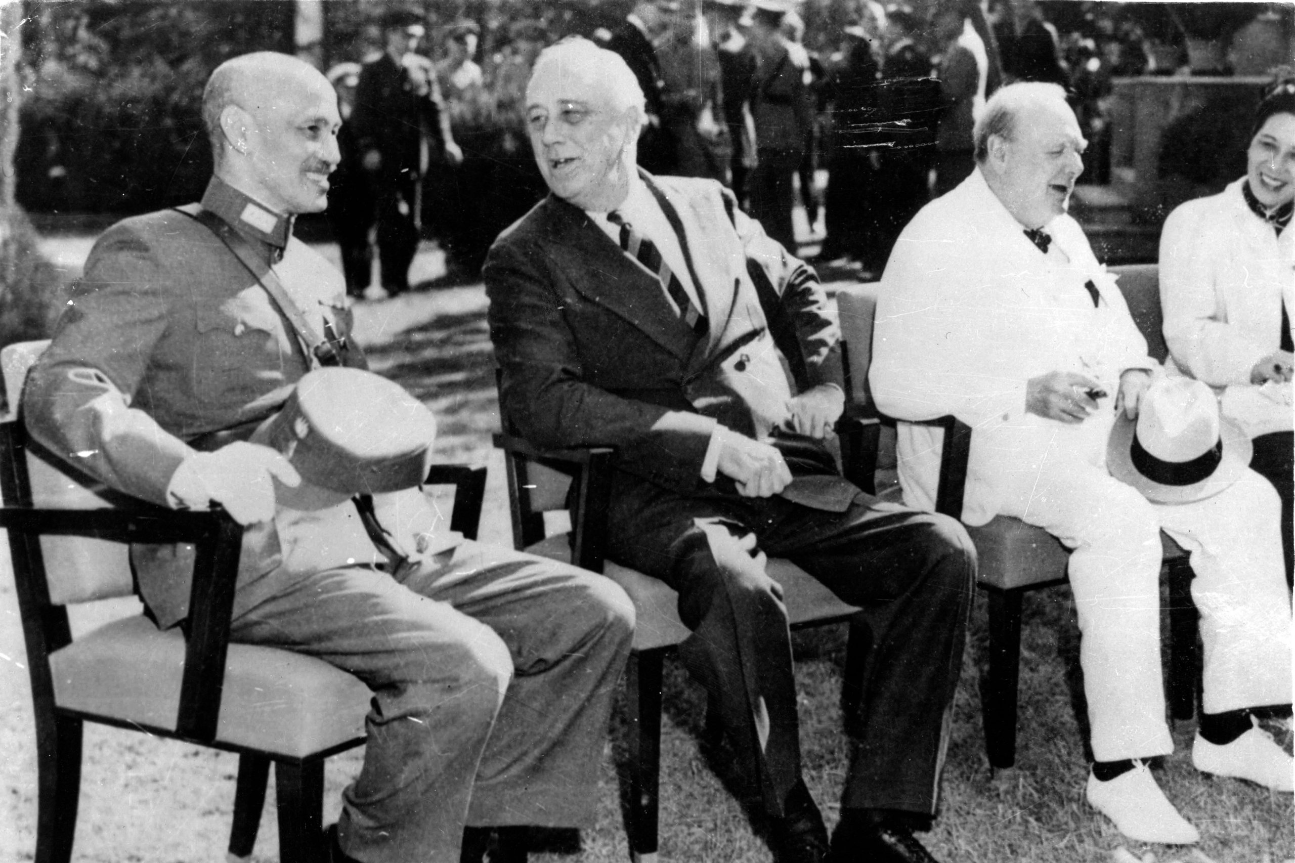 Kai-shek con Franklin D Roosevelt y Winston Churchill en la Conferencia de El Cairo en 1943